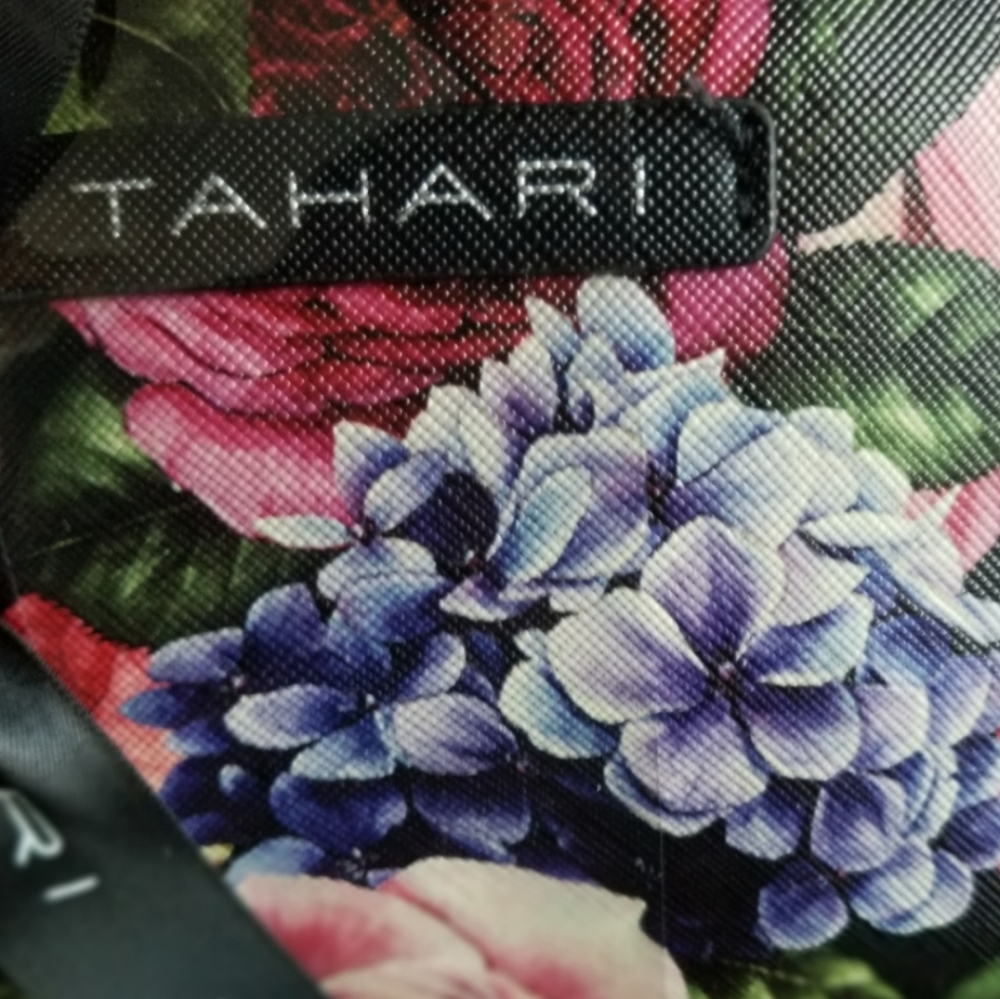 🆕️⬇️🎉HOST PICK🎉 Tahari 2 Pc Dome Travel Cosmetic Set With Bonus Travel Bottle - Picture 12 of 13